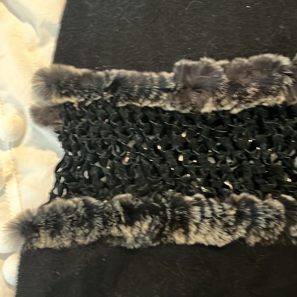 Dino Gaspari cashmere oversizeded scarf with real fur and suede trim - Picture 2 of 2